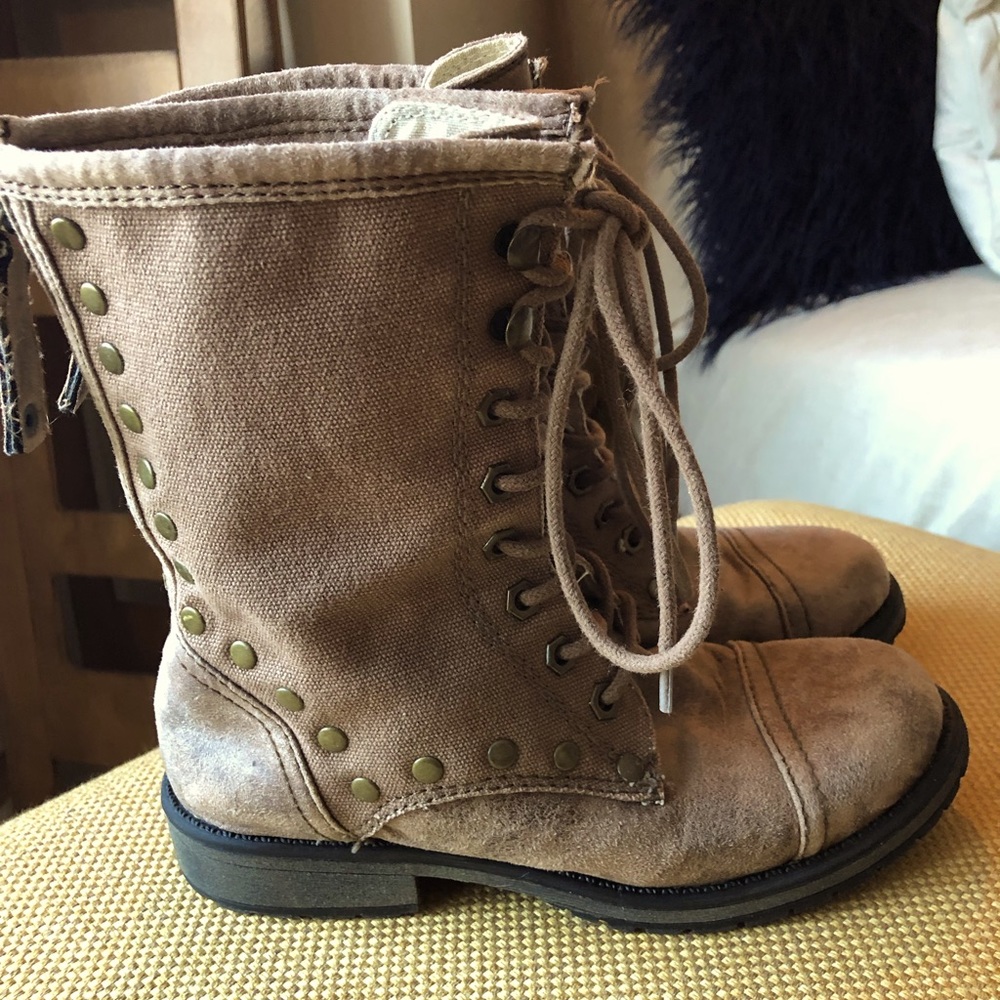Roxy lace up concord boots with studded detail and back zipper. Size 6.